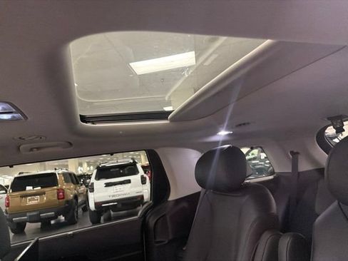 Used 2025 Kia Carnival SX Prestige FWD image 18