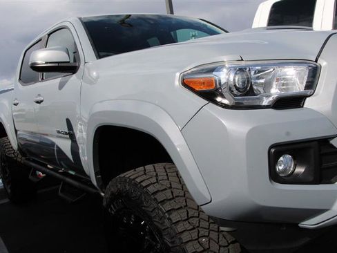 Used 2018 Toyota Tacoma TRD Sport w/ Technology Package AWD/4WD image 48