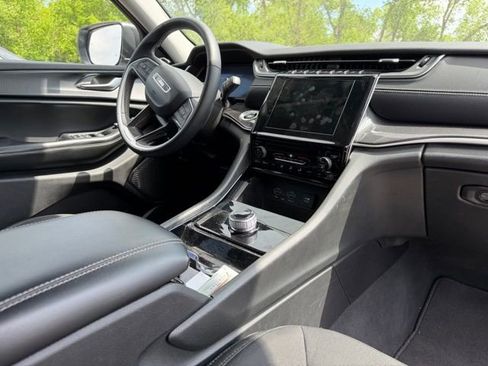 Used 2023 Jeep Grand Cherokee Laredo RWD image 6