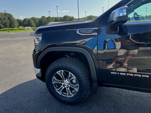 Used 2025 GMC Sierra 1500 SLT AWD/4WD image 2