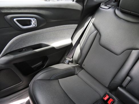 Used 2024 Jeep Compass Latitude AWD/4WD image 12