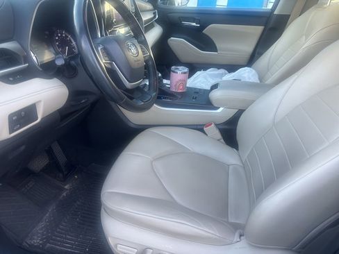 Used 2023 Toyota Highlander XLE FWD image 14