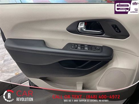 Used 2023 Chrysler Pacifica Touring-L FWD image 35
