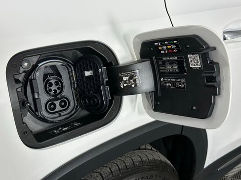 Used 2024 Mercedes-Benz EQB 300 4MATIC image 32