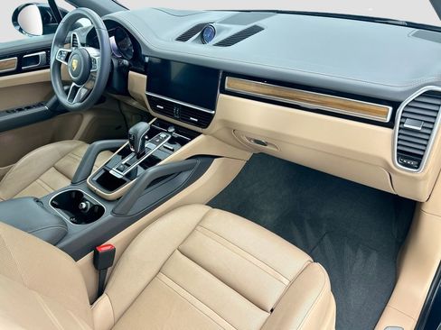 Used 2022 Porsche Cayenne image 16