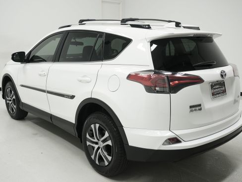 Used 2016 Toyota RAV4 LE FWD image 6