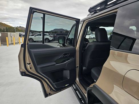 Used 2026 Lexus GX 550 w/ Accessory Package (32) AWD/4WD image 15