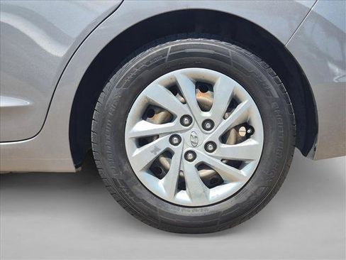 Used 2020 Hyundai Elantra SE FWD image 9