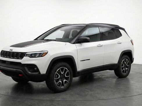 Used 2025 Jeep Compass Trailhawk image 3
