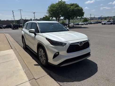 Used 2021 Toyota Highlander Platinum AWD/4WD image 2