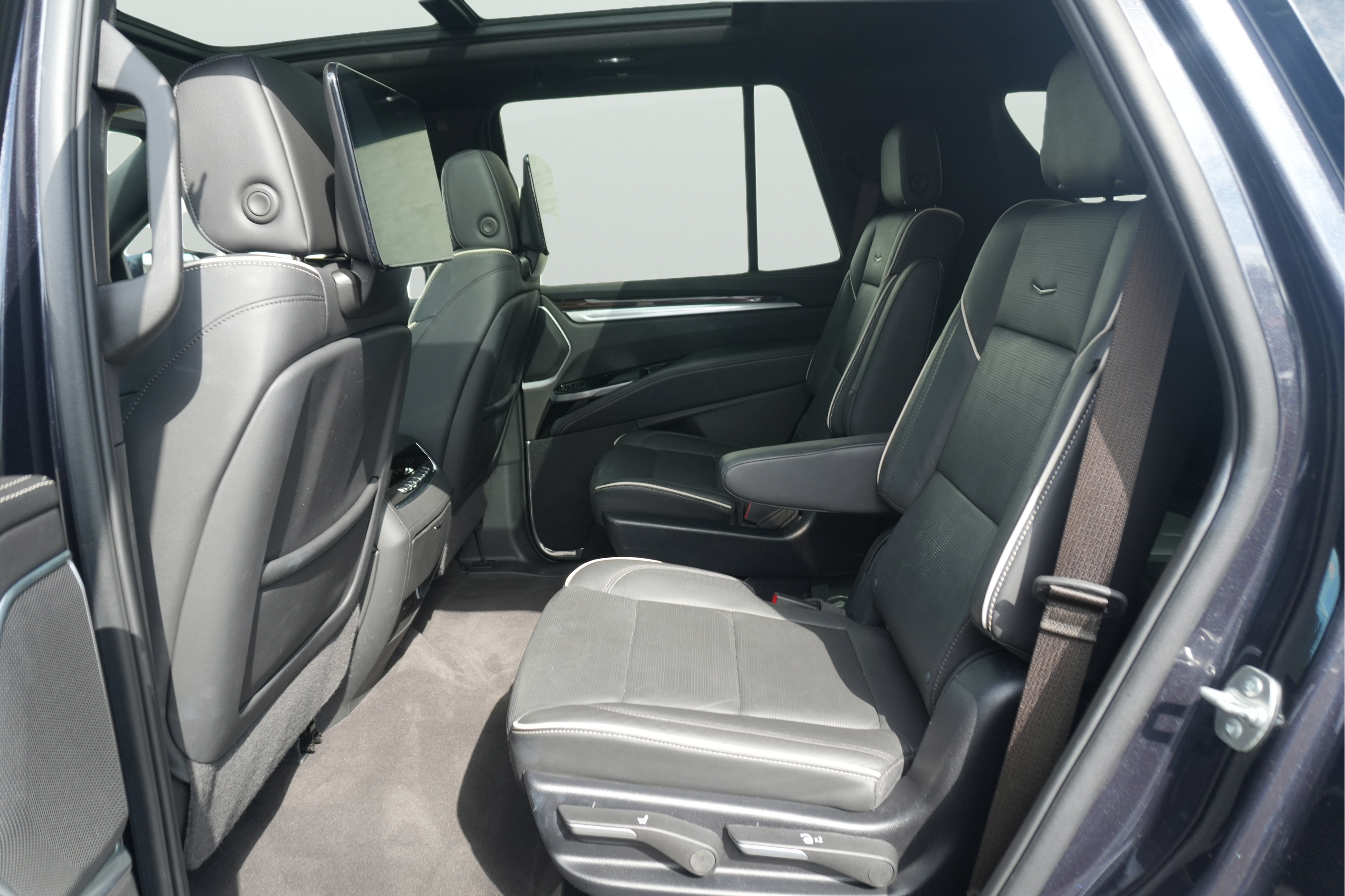 Used 2025 Cadillac Escalade Premium Luxury AWD/4WD image 23