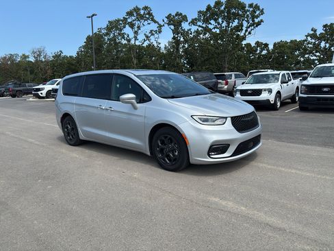 Used 2022 Chrysler Pacifica Limited w/ S Appearance Package FWD image 4