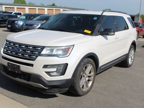 Used 2016 Ford Explorer XLT w/ Equipment Group 202A FWD image 2