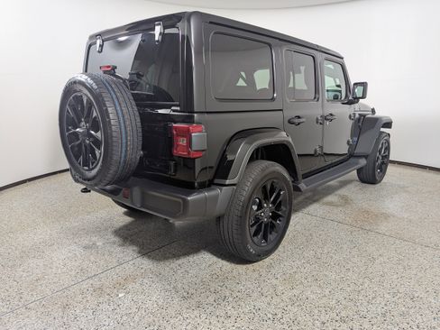 Used 2025 Jeep Wrangler Unlimited Sahara AWD/4WD image 8