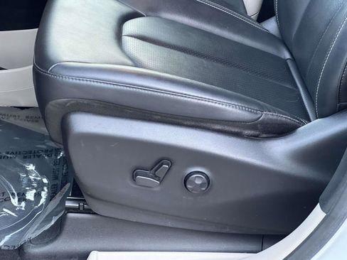 Used 2024 Chrysler Pacifica Touring-L image 14