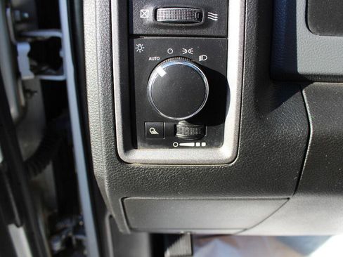 Used 2018 RAM 2500 Tradesman w/ Chrome Appearance Group AWD/4WD image 9