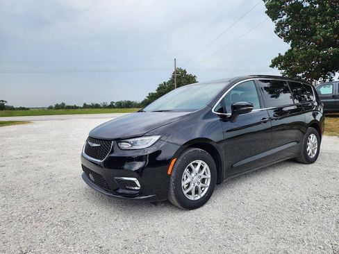 Used 2026 Chrysler Pacifica Select FWD image 2