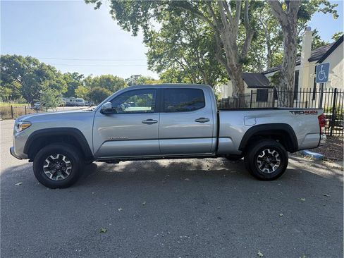 Used 2017 Toyota Tacoma TRD Off-Road w/ Tow Package AWD/4WD image 2