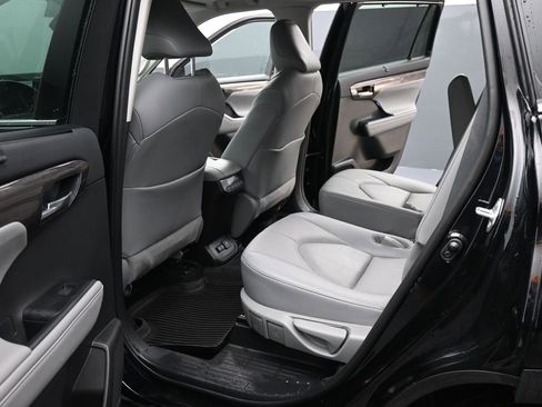 Used 2021 Toyota Highlander Limited image 17
