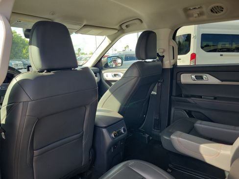 Used 2025 Ford Explorer Active w/ Active Comfort Package RWD image 17