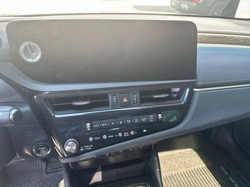 Used 2024 Lexus ES 300h Ultra Luxury w/ Accessory Package (Z1) FWD image 10
