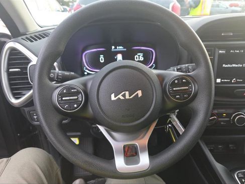 Used 2025 Kia Soul LX w/ LX Technology Package FWD image 4
