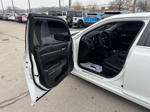 Used 2016 Chrysler 300 C image 12