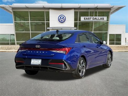 Used 2025 Hyundai Elantra Limited image 3