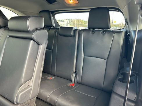 Certified 2024 Toyota Highlander XLE image 13