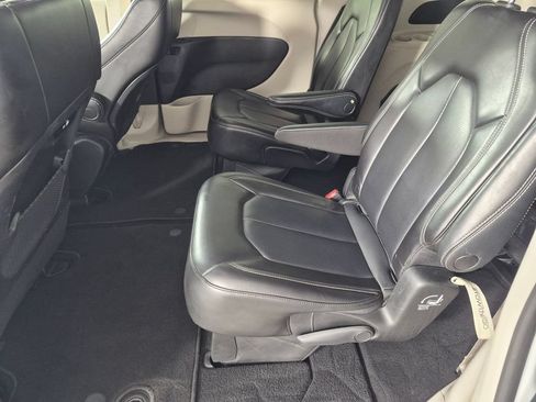 Used 2023 Chrysler Pacifica Touring-L FWD image 26