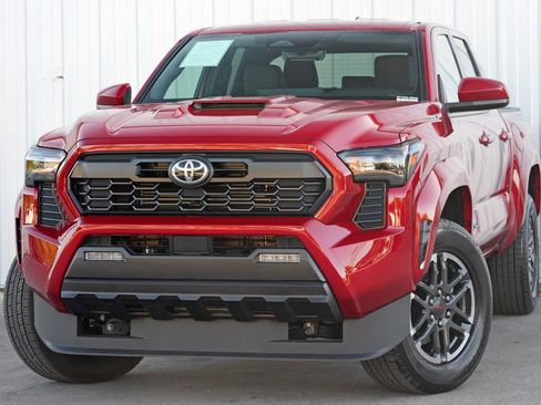 Used 2025 Toyota Tacoma TRD Sport image 3