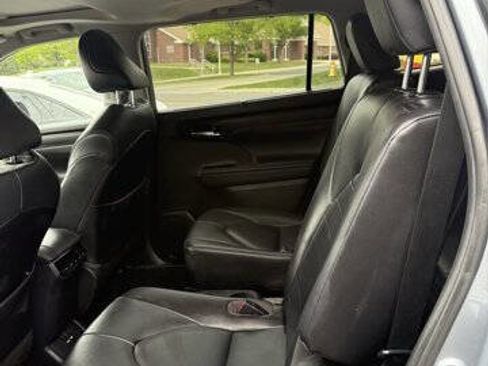 Used 2020 Toyota Highlander XLE FWD image 11