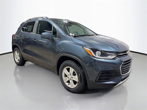 Used 2022 Chevrolet Trax LT w/ LT Convenience Package image 5