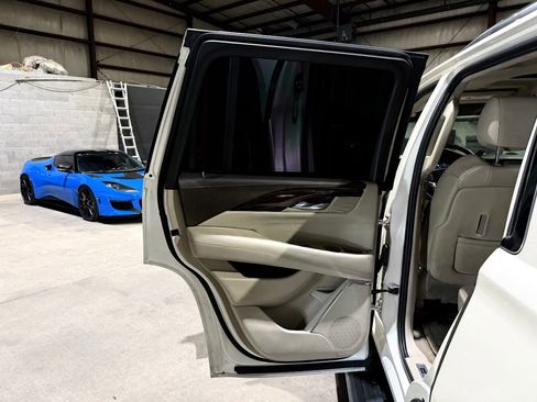 Used 2015 Cadillac Escalade Premium RWD image 16