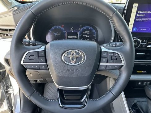 Used 2023 Toyota Highlander Limited FWD image 12