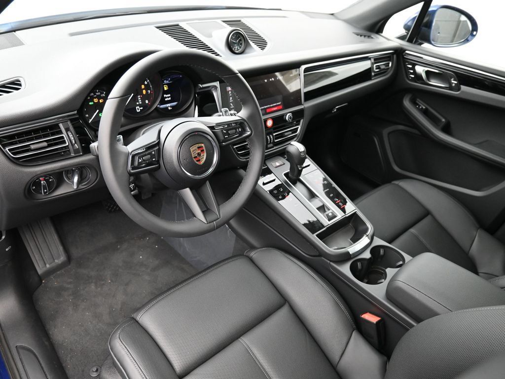 Certified 2025 Porsche Macan AWD/4WD image 4
