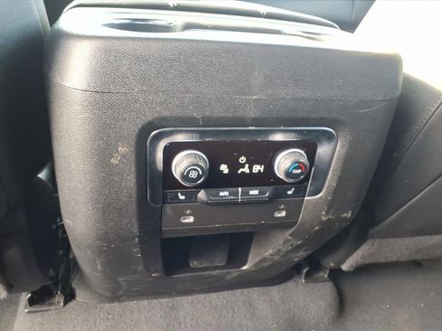 Used 2024 Chevrolet Suburban Premier image 8