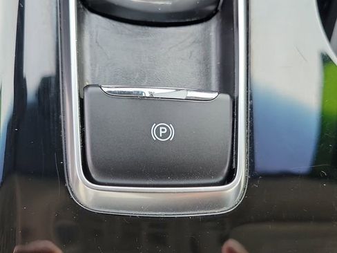 Certified 2020 Ford Edge SEL image 17