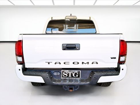 Used 2019 Toyota Tacoma TRD Sport AWD/4WD image 5