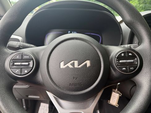 Used 2025 Kia Soul LX w/ LX Technology Package FWD image 25