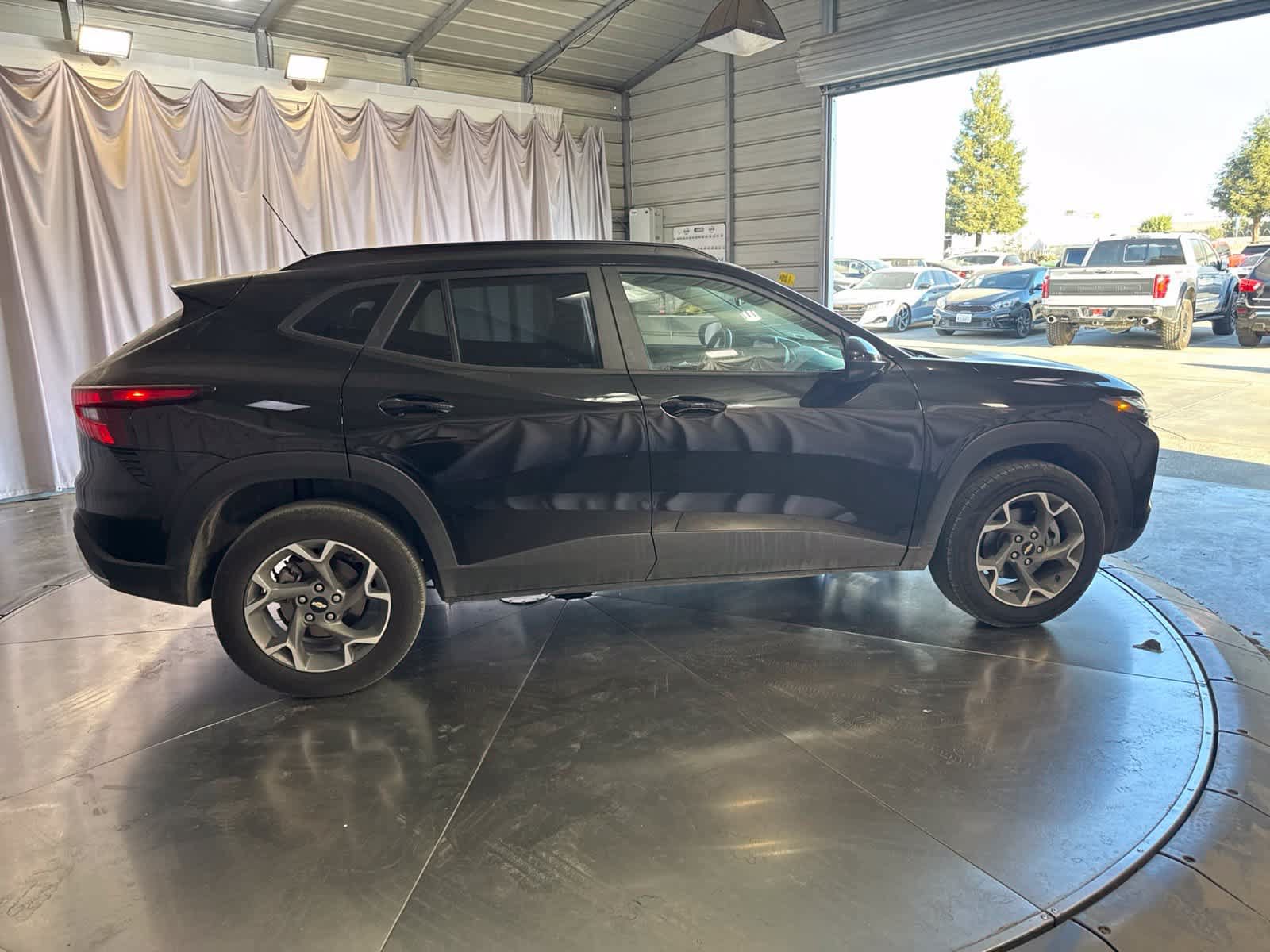 Used 2025 Chevrolet Trax LT FWD image 4