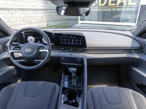 Used 2025 Hyundai Elantra SEL FWD image 28