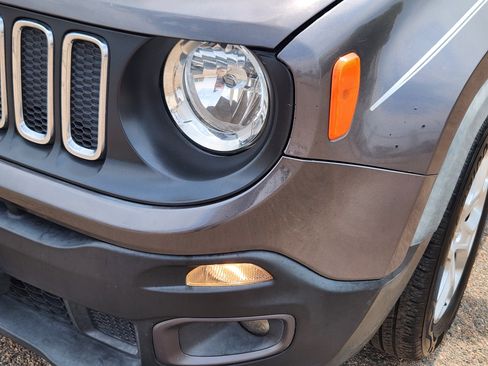 Used 2018 Jeep Renegade Latitude AWD/4WD image 5