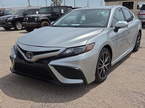 Used 2023 Toyota Camry SE image 1