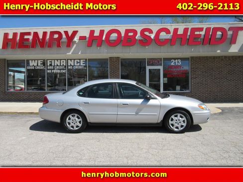 Used 2004 Ford Taurus SE image 1