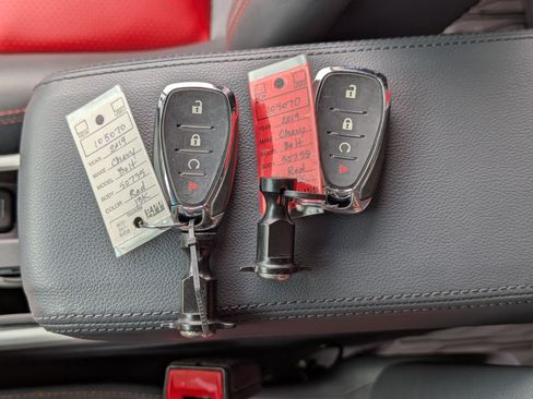 Used 2019 Chevrolet Bolt Premier w/ Infotainment Package FWD image 34