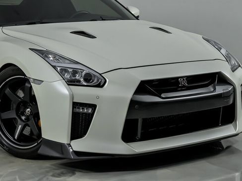 Used 2017 Nissan GT-R Premium AWD/4WD image 3