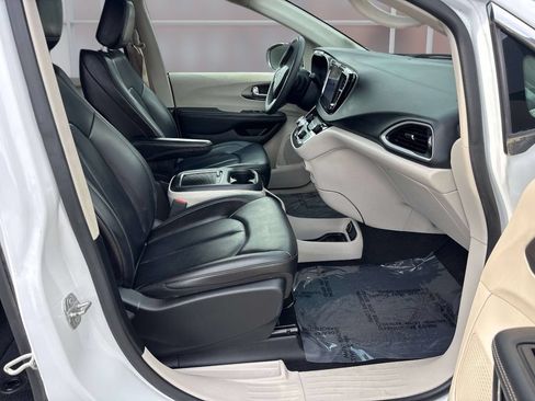 Used 2023 Chrysler Pacifica Touring-L FWD image 22