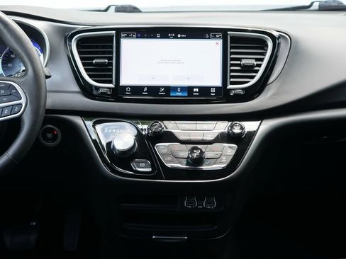 Used 2025 Chrysler Pacifica Select FWD image 21