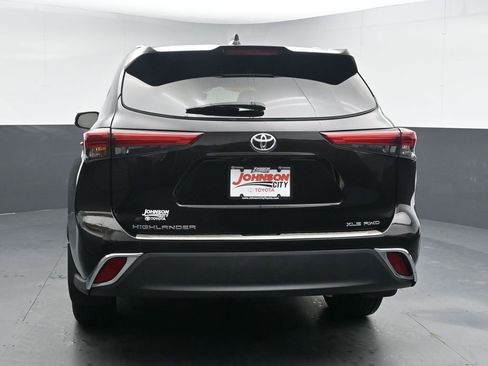 Used 2021 Toyota Highlander XLE AWD/4WD image 7